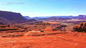 At Home Vastness of the Red Desert: A Panoramic View of the Arid Landscape
