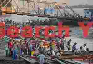 A mass of boats and passengers